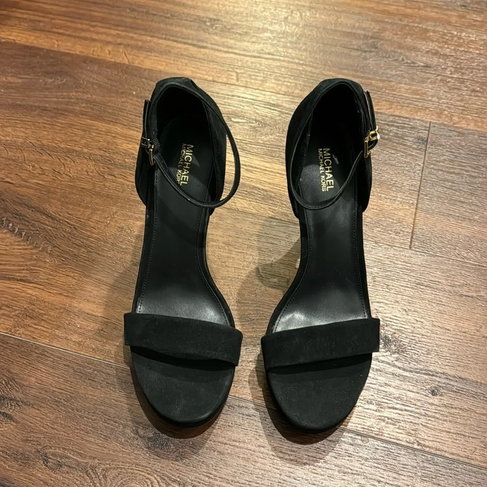 MICHAEL Michael Kors NWOT Petra Suede Platform Heel Sandal with Ankle Strap. - Picture 2 of 8